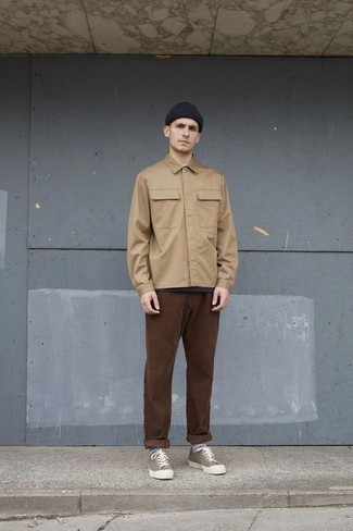 Какие куртки-рубашки носить с серыми низкими кедами мужчине