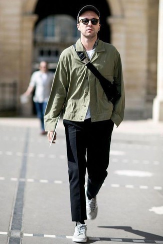 Какие куртки-рубашки носить с серыми низкими кедами мужчине