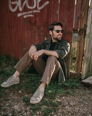 Какие куртки-рубашки носить с серыми низкими кедами мужчине