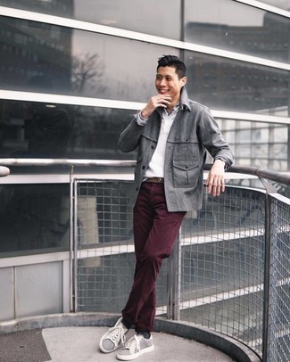 Какие куртки-рубашки носить с серыми низкими кедами мужчине