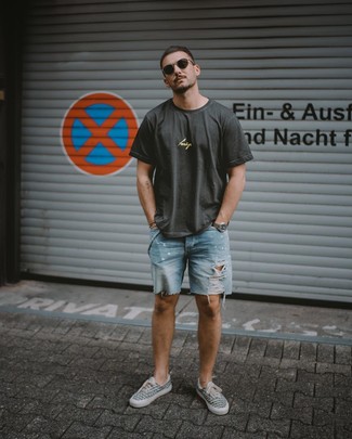 Какие шорты носить с серыми низкими кедами мужчине