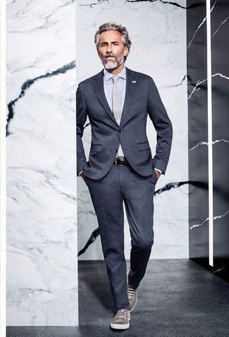 Какие костюмы носить с серыми низкими кедами