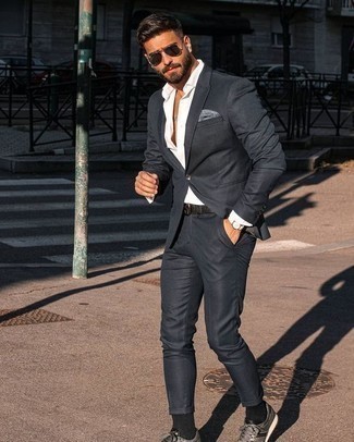 Какие костюмы носить с серыми низкими кедами