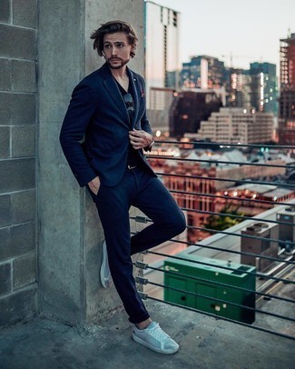 Какие костюмы носить с серыми низкими кедами