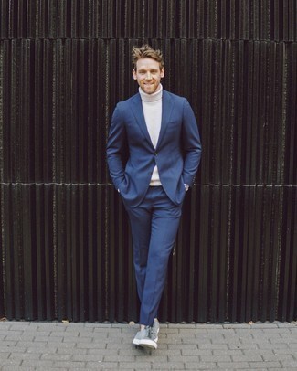 Какие костюмы носить с серыми низкими кедами