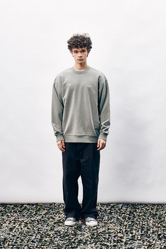 Какие свитшоты носить с серыми низкими кедами мужчине