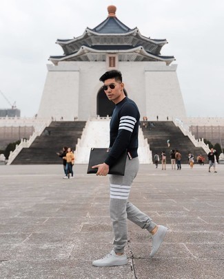 Какие свитшоты носить с серыми низкими кедами мужчине