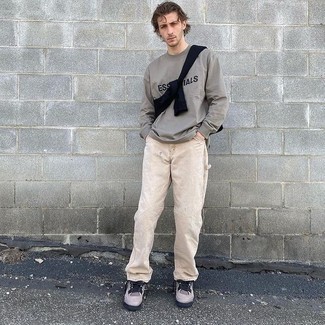 Какие свитшоты носить с серыми низкими кедами мужчине