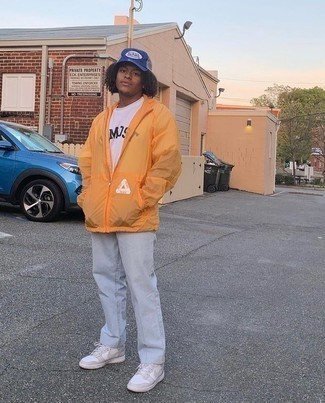 Какие ветровки носить с серыми низкими кедами мужчине