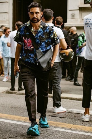 С чем носить серую сумку почтальона