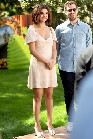 С чем носить серые сабо