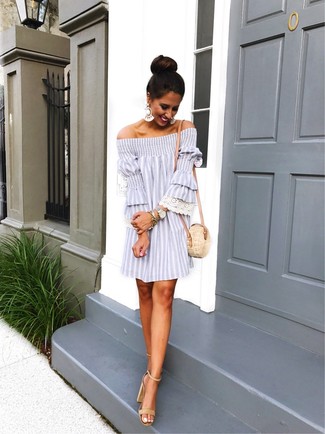 С чем носить серое платье с открытыми плечами