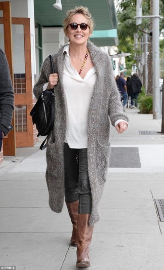 Какие джинсы носить с серым открытым кардиганом женщине