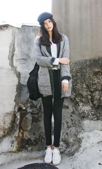 Какие низкие кеды носить с серым открытым кардиганом женщине