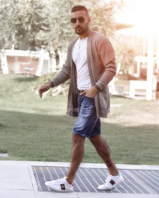 Как носить серый открытый кардиган с темно-синими шортами мужчине