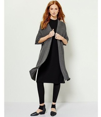 Какие туфли носить с серым открытым кардиганом