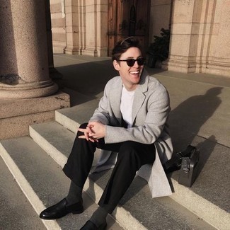 Как носить серое длинное пальто с черными классическими брюками