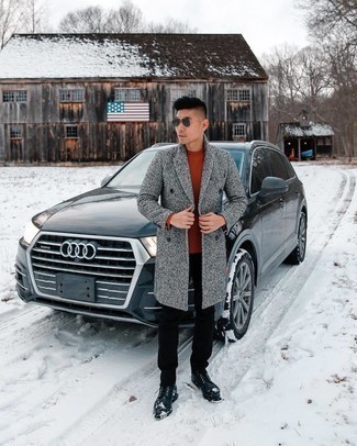 Как носить серое длинное пальто с черными джинсами