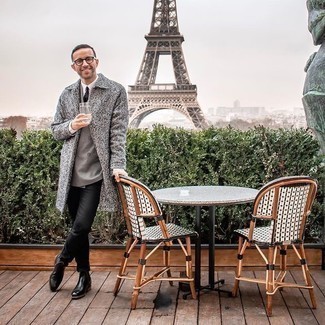 Как носить серое длинное пальто с черными джинсами