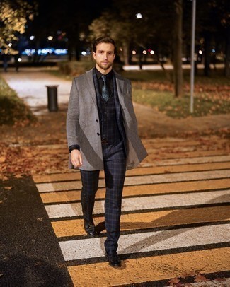 Как носить серое длинное пальто с черными кожаными лоферами