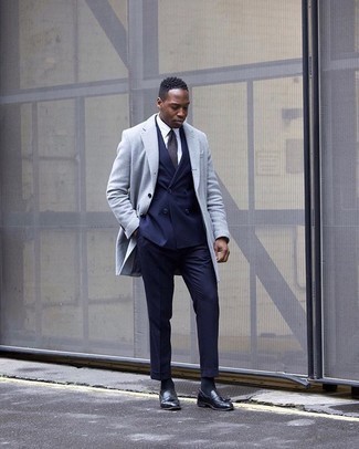 Как носить серое длинное пальто с черными кожаными лоферами