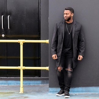 Как носить серое длинное пальто с черными кожаными низкими кедами