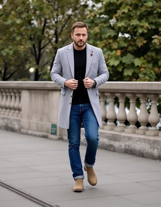 Как носить серое длинное пальто с синими джинсами