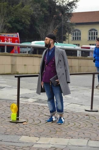 Как носить серое длинное пальто с синими джинсами