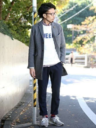 Как носить серое длинное пальто с темно-серыми кроссовками