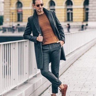 Как носить серое длинное пальто с темно-серыми брюками чинос в клетку