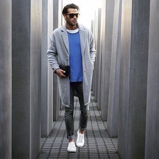 Как носить серое длинное пальто с темно-серыми рваными джинсами