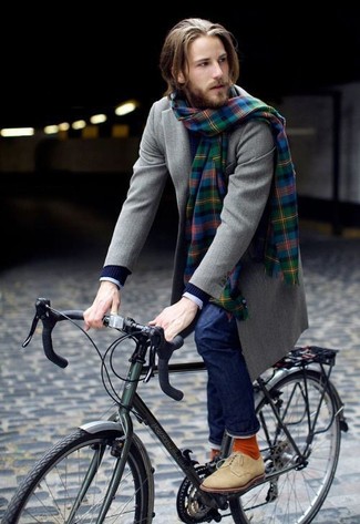 Какие ботинки дезерты носить с серым длинным пальто