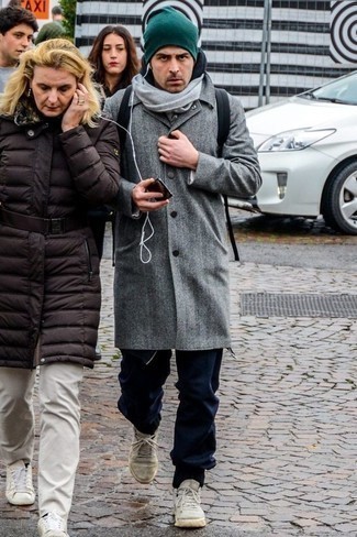 Как носить серое длинное пальто с серыми низкими кедами из плотной ткани