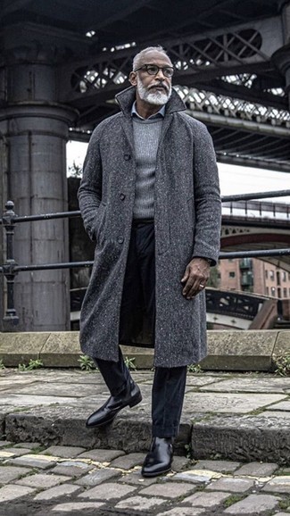 Как носить серое длинное пальто с серым свитером с круглым вырезом