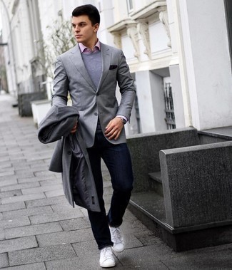 Как носить серое длинное пальто с серым свитером с круглым вырезом
