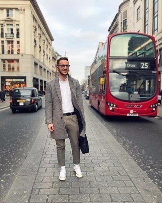 Какие высокие кеды носить с серым длинным пальто