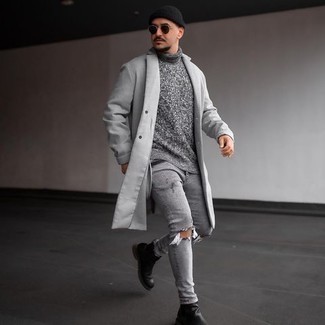 Какие джинсы носить с серым длинным пальто