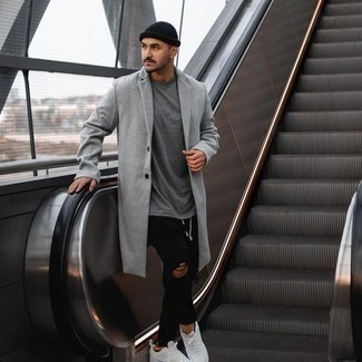 Какие джинсы носить с серым длинным пальто