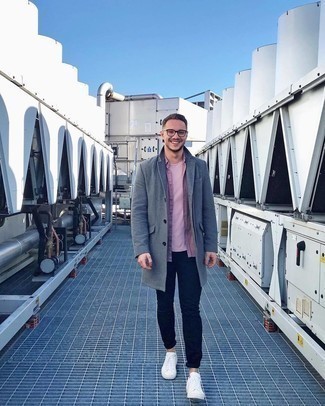 Какие джинсы носить с серым длинным пальто