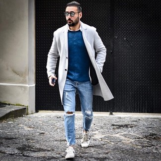 Как носить серое длинное пальто с голубыми джинсами