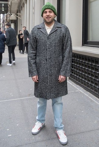 Как носить серое длинное пальто с голубыми джинсами