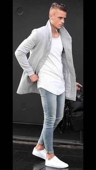 Как носить серое длинное пальто с голубыми зауженными джинсами