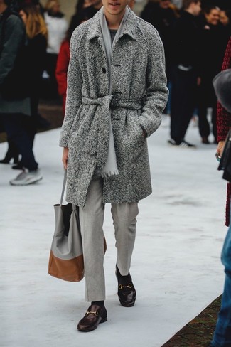 Какие лоферы носить с серым длинным пальто