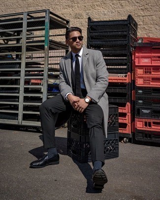 Какие лоферы носить с серым длинным пальто