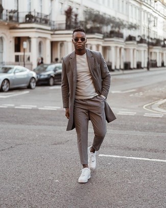 Какие низкие кеды носить с серым длинным пальто