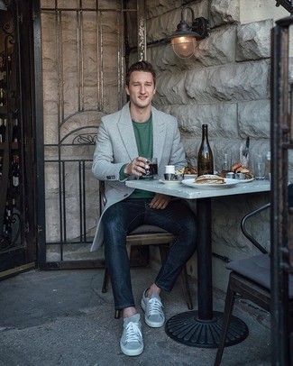 Какие низкие кеды носить с серым длинным пальто