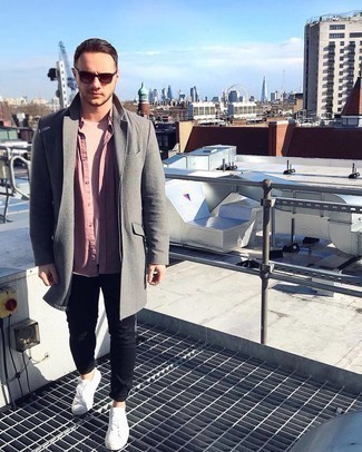 Какие низкие кеды носить с серым длинным пальто