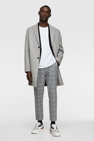 Какие низкие кеды носить с серым длинным пальто