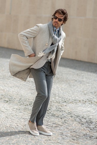 Какие низкие кеды носить с серым длинным пальто