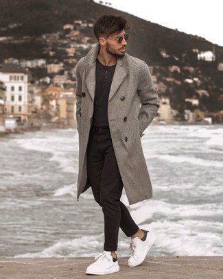 Какие низкие кеды носить с серым длинным пальто